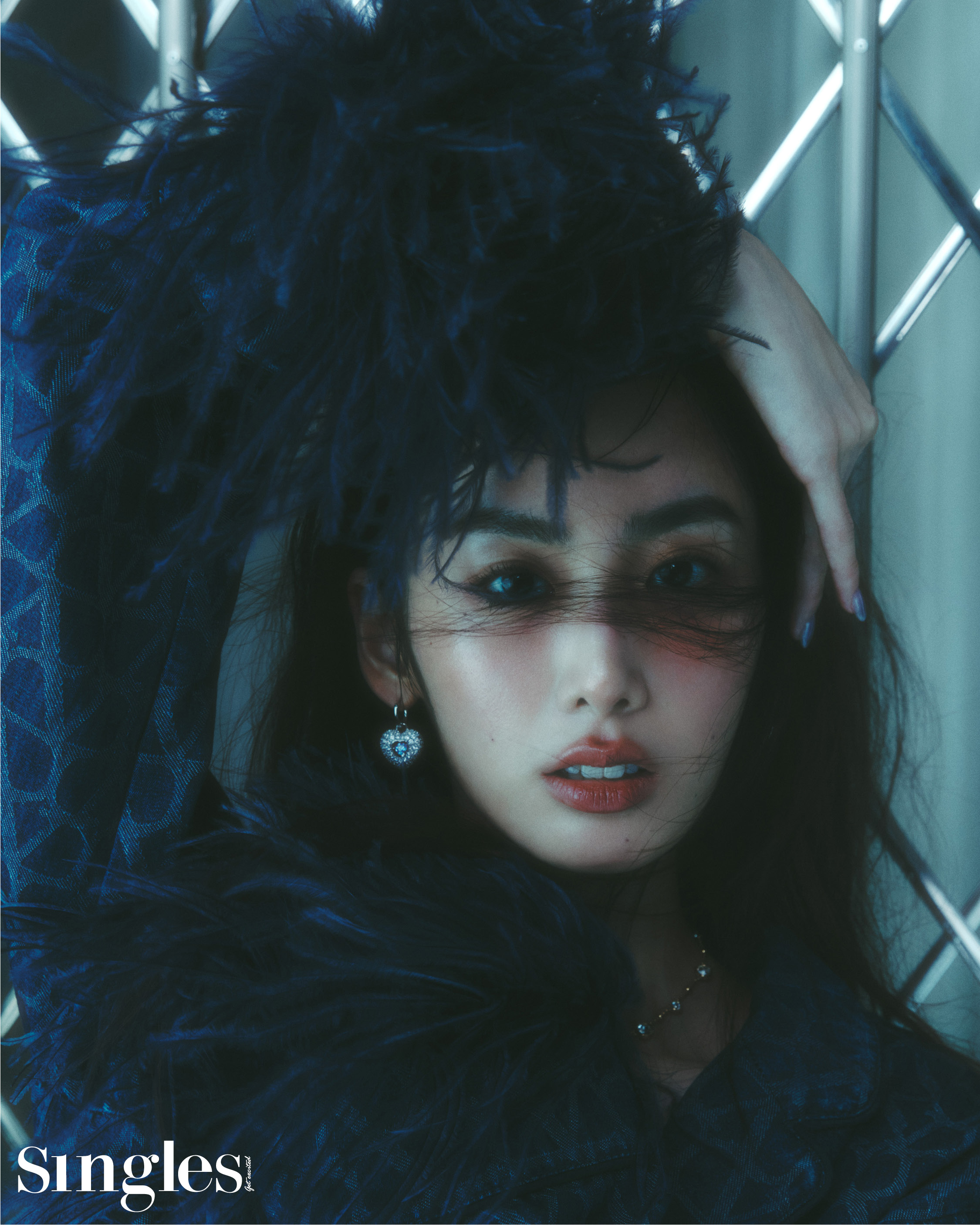 유희라의 싱글즈 화보. 유희라가 착용한 제품은 셔츠, 팬츠, 슈즈 모두 발렌티노, 이어링과 네크리스는 스와로브스키 제품. 클라이언트 앰배서더 유희라, 슈퍼리치 이방인 유희라,